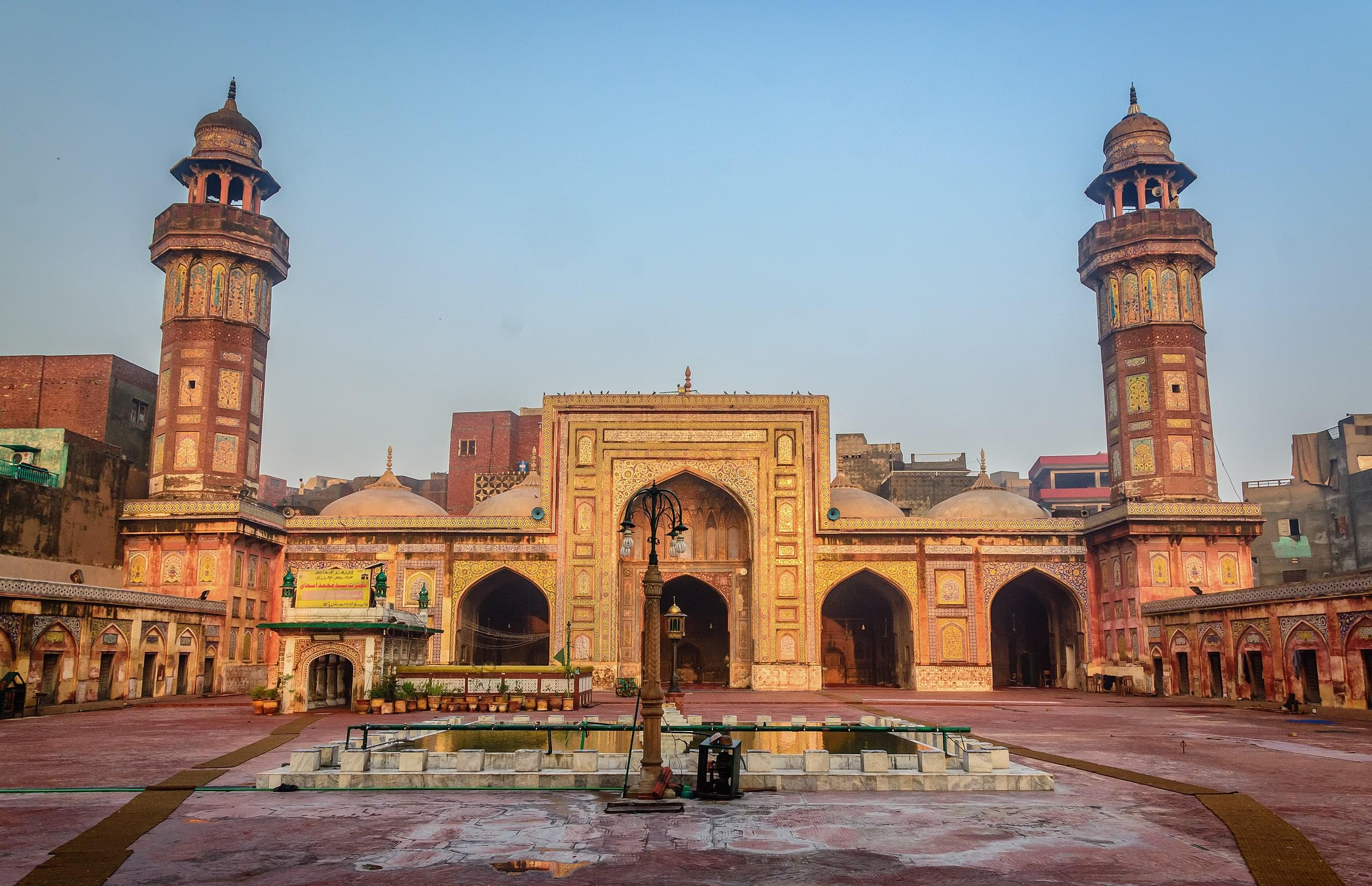 2560px-Main_Praying_Chamber_of_Wazir_Khan_Mosque